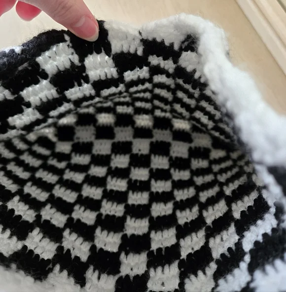 Crochet Checker Bag - Picture 4 of 4